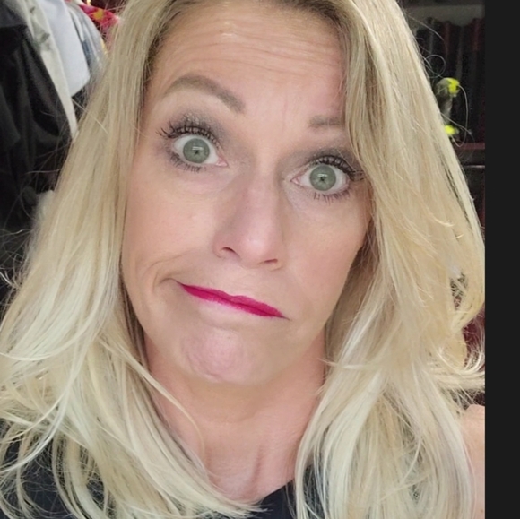 Darling, none of us are made out of money... But we can look like we are. 💃🏼👠 - Picture 3 of 8